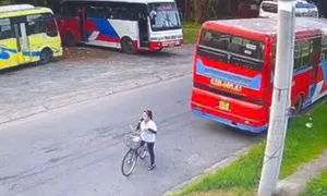 Dừng xe nghe điện thoại, nữ công nhân bị ôtô lùi trúng tử vong