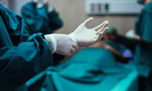 Hai bé gái nhập viện vì nghiện ăn tóc