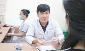 Nách nặng mùi do tăng tiết mồ hôi