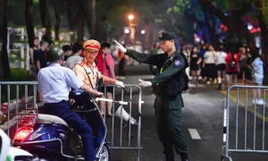 Du khách loay hoay vì phong toả đường sớm trước giờ diễu binh Du khách loay hoay vì phong toả đường sớm trước giờ diễu binh