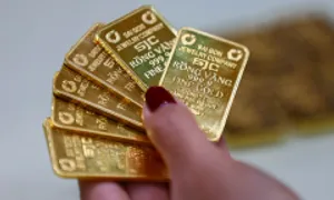 Cựu Tổng giám đốc SJC lũng đoạn, tuồn vàng bình ổn giá ra 'chợ đen' Cựu Tổng giám đốc SJC lũng đoạn, tuồn vàng bình ổn giá ra 'chợ đen'