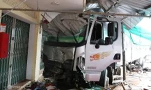 Hiện trường xe tải lao vào chợ biên giới Quảng Trị khiến 3 người chết Hiện trường xe tải lao vào chợ biên giới Quảng Trị khiến 3 người chết