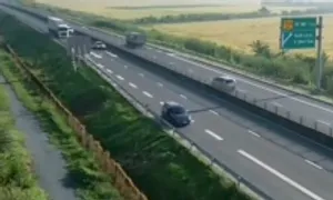 Tài xế dừng ôtô trên cao tốc bay flycam bị phạt 13 triệu đồng Tài xế dừng ôtô trên cao tốc bay flycam bị phạt 13 triệu đồng
