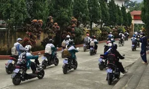 Hàng trăm học sinh gắn biển tên lên xe đạp điện